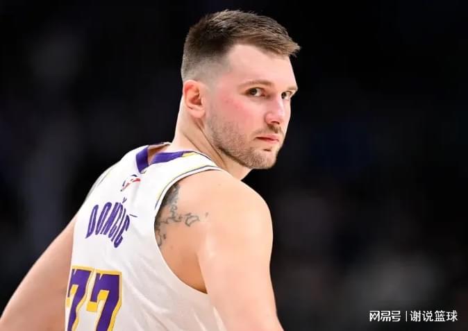 湖人主场逆转三喜临门，里夫斯为东詹兜底，新援射手能无缝衔接？