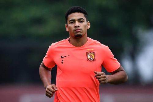 天博体育-工人日报：归化球员仍在考察 国足人才匮乏成常态